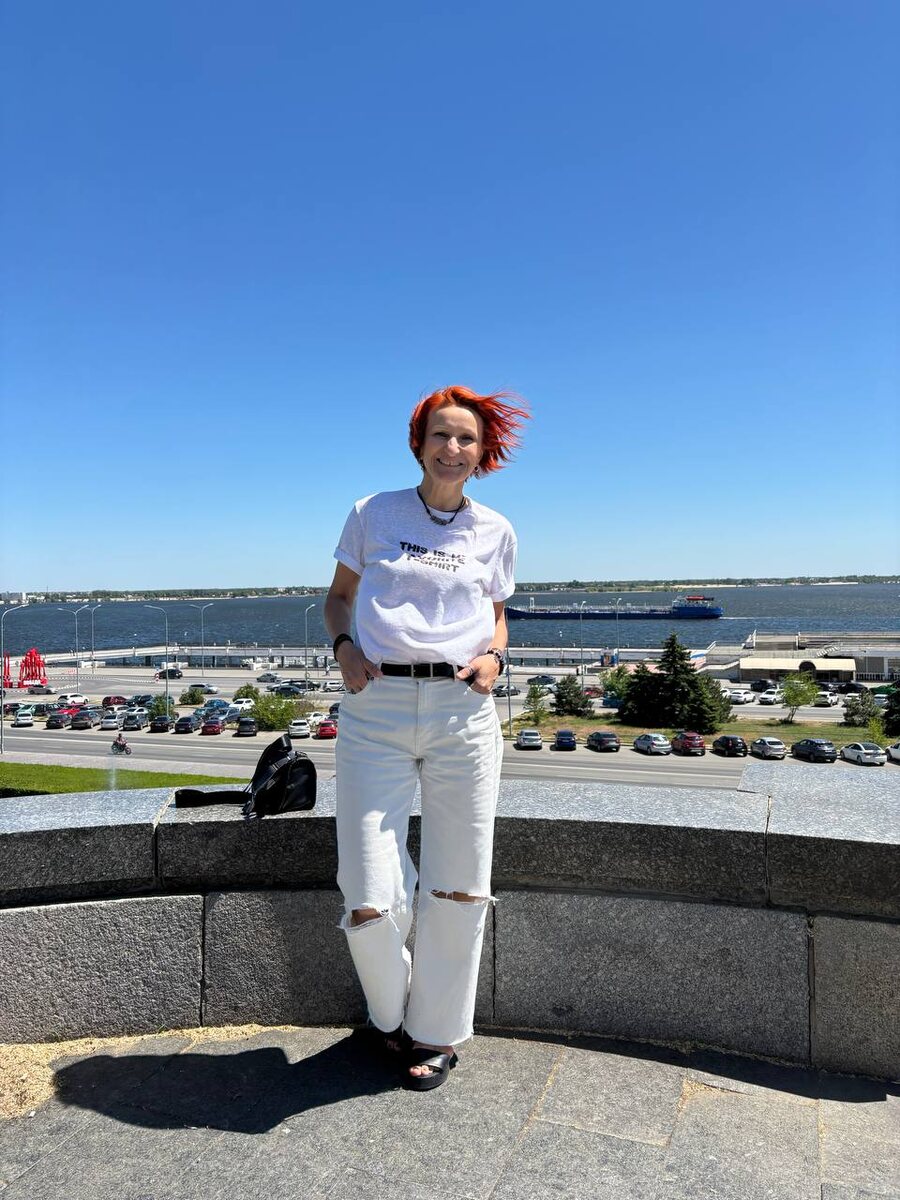 Примерно так выглядит человек, который прогуливает) сильный ветер, чуть не снесло