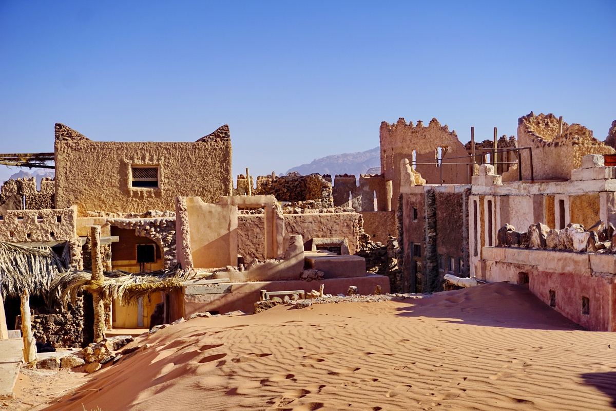 Это не он, но тоже в Вади Рам, сама видела и снимала, так что можно пофантазировать)) Тем более, что даже наш М. Б. Пиотровский предполагает, что Ирам можно отождествить с набатейским храмом ар-Рамм именно здесь, в Лунной долине Иордании 