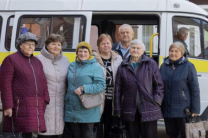 Пожилые люди на фоне специального автомобиля Луидор