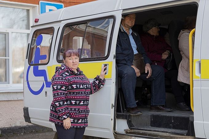 Стрелова Юлия Геннадьевна рядом с открытой дверью автомобиля Мобильной бригады