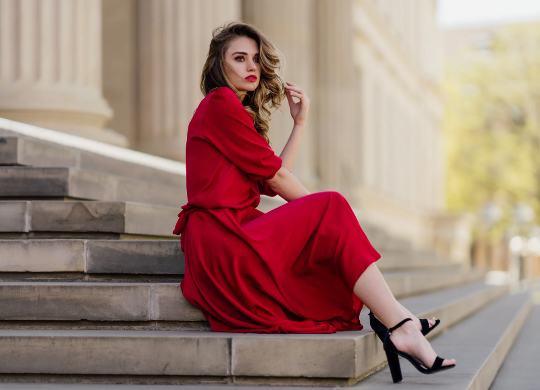 Женщина в красном платье. Источник фото zastavki.com