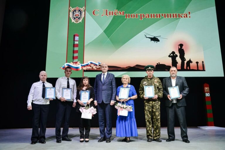    Евгений Солнцев поздравил оренбуржцев с Днем пограничника Марина Шарт