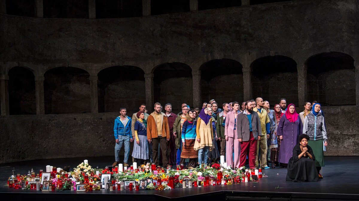 сцена из спектакля