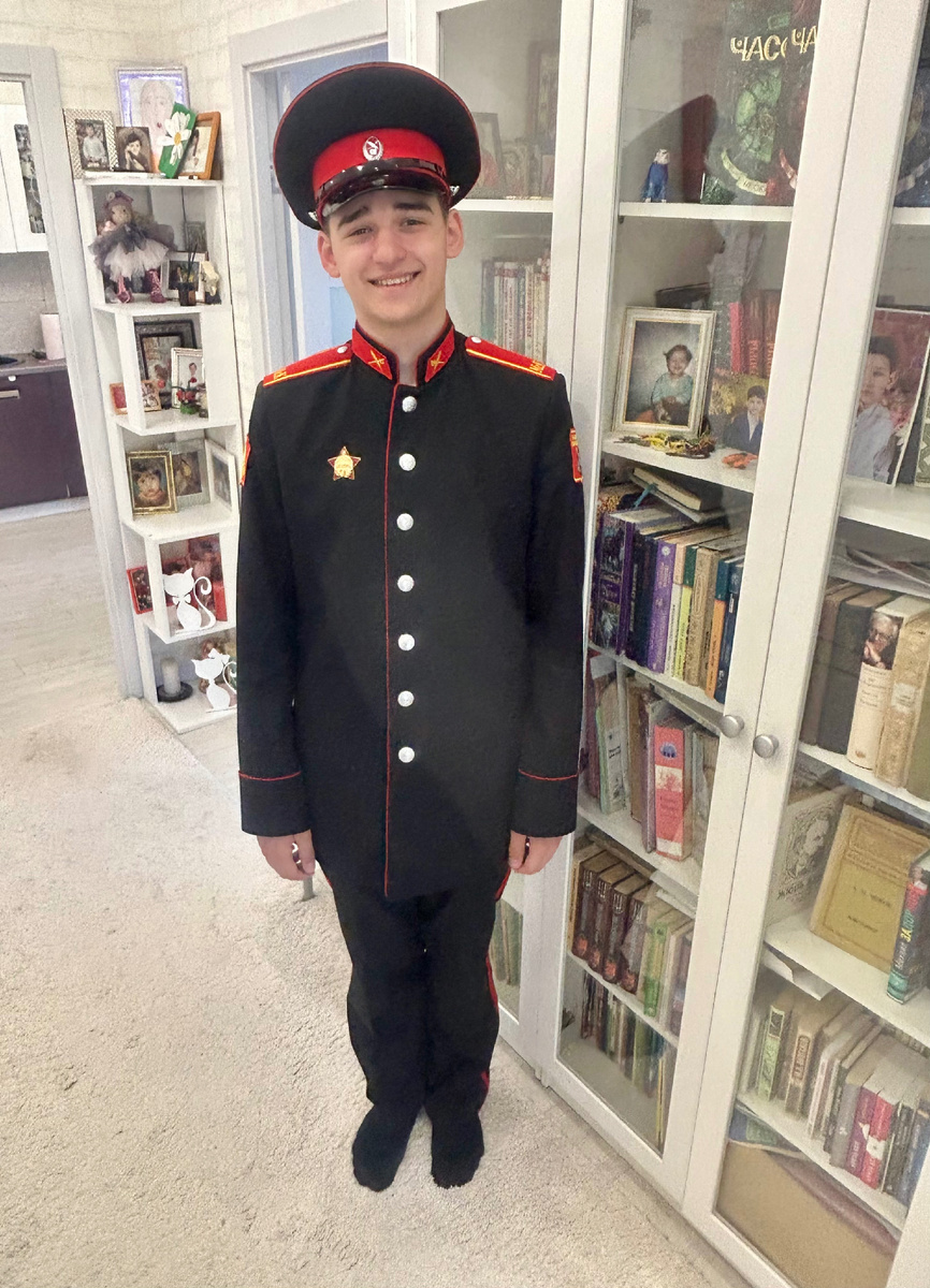 Выдали памятный значок участника парада «Не прервется связь поколений». Потом сын еще пришьет  к этой парадной форме аксельбант. 