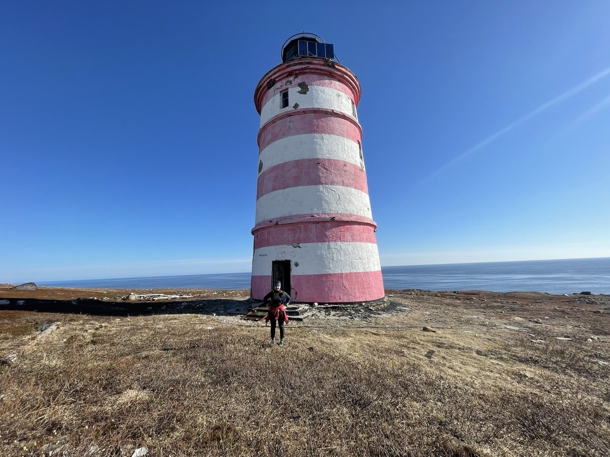 На фоне маяка Кильдинский-Северный 