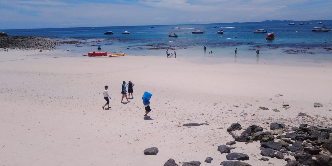 Приехали купаться, а море ушло.