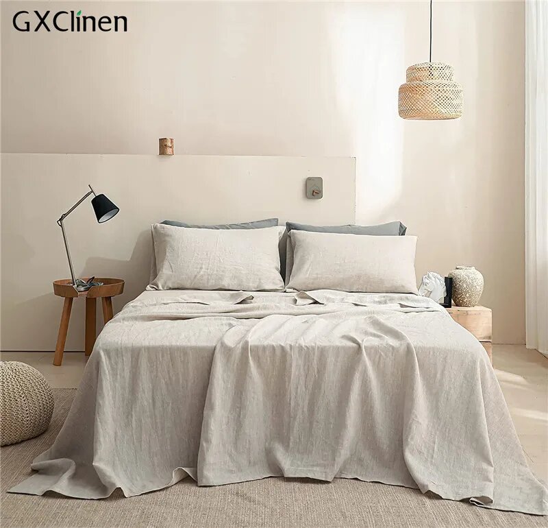 а вот такую, только с акуратно застелленным покрывалом, хочется созерцать в своей спальне днём