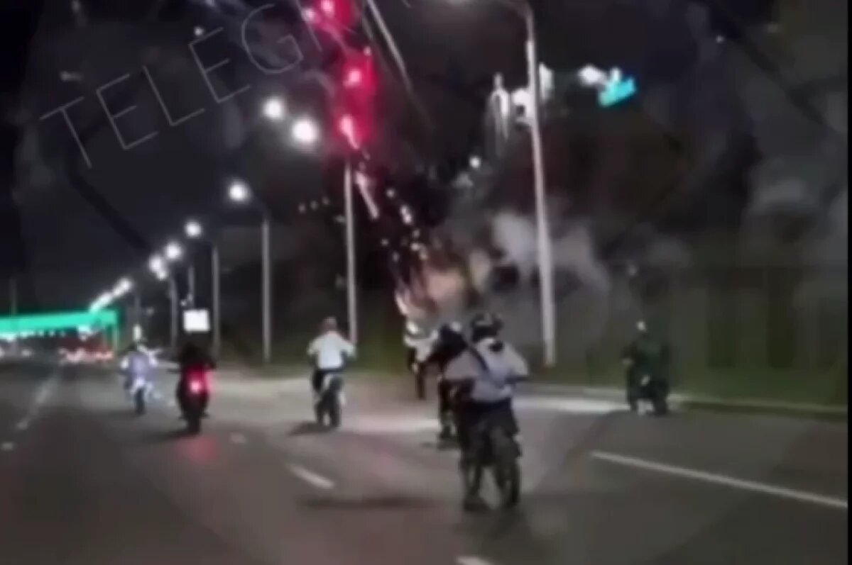    ГАИ Уфы ищет мотоциклистов, которые запускали фейерверк во время движения