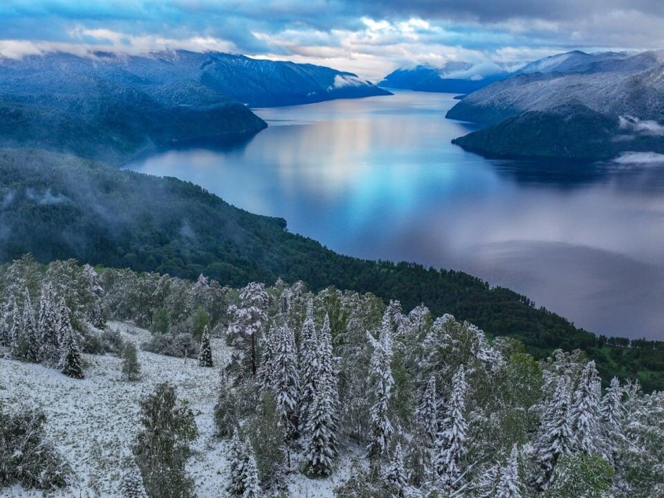    Горные вершины вокруг Телецкого озера после майского снегопада. Источник: Роман Воробьев, Татьяна Клименко