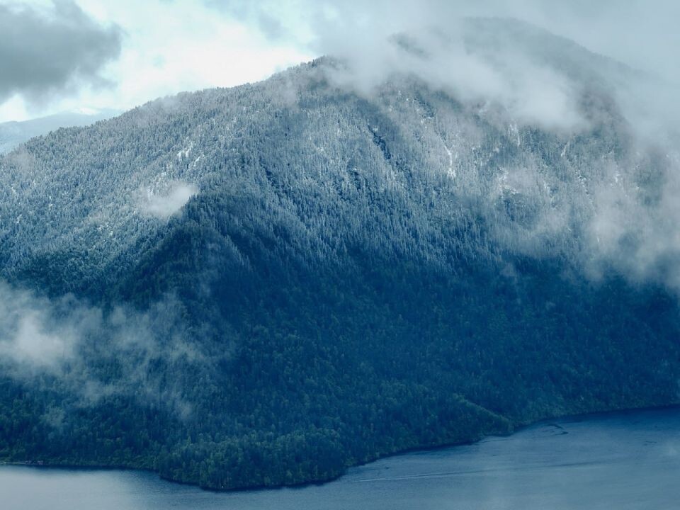    Горные вершины вокруг Телецкого озера после майского снегопада. Источник: Роман Воробьев, Татьяна Клименко