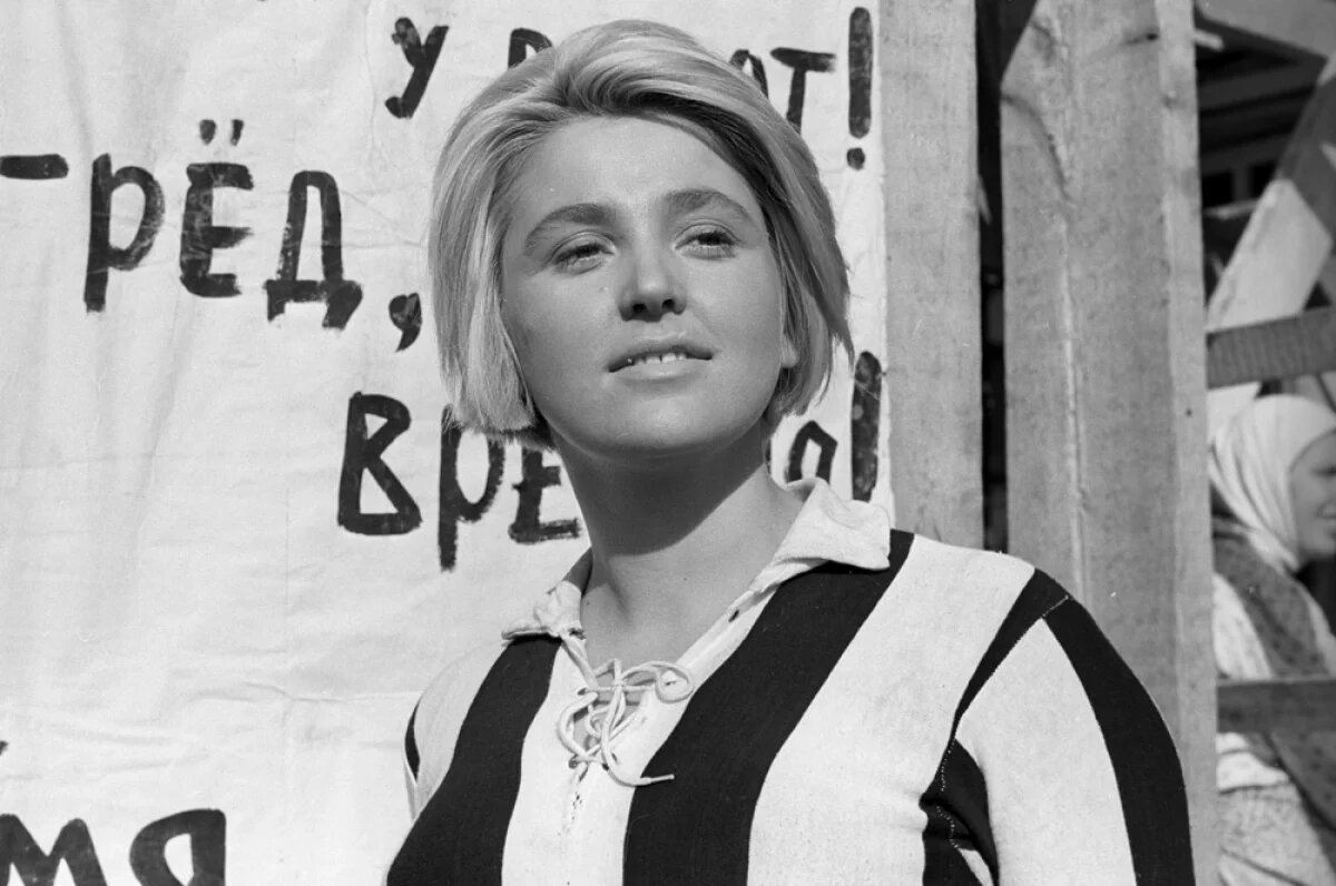    Кадр из кинофильма режиссеров Софьи Милькиной и Михаила Швейцера «Время, вперед!» Киностудия «Мосфильм», 1965 год. Шура Солдатова — актриса Инна Гулая.