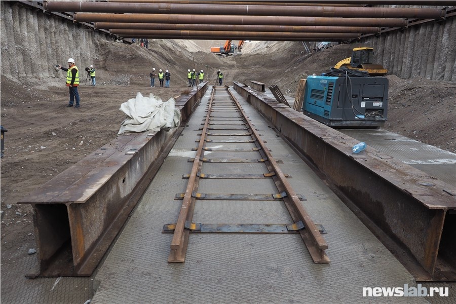 В котловане на площади Революции смонтировали основание, необходимое для сборки тоннелепроходческого комплекса