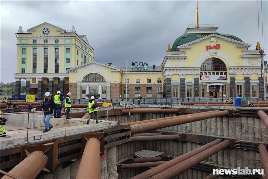 Котлован занимает все пространство между улицей Деповской и зданием вокзала
