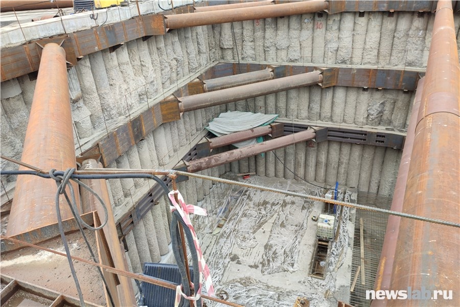 Стенки, созданные с помощью забетонированных свай, необходимо поддерживать, чтобы противостоять давлению. Для этого создается конструкция из металлических труб
