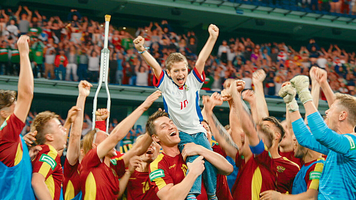    С Аделью Гудаускас и другими партнерами в фильме «Больше чем футбол». 2025 г. Пресс-служба НТВ