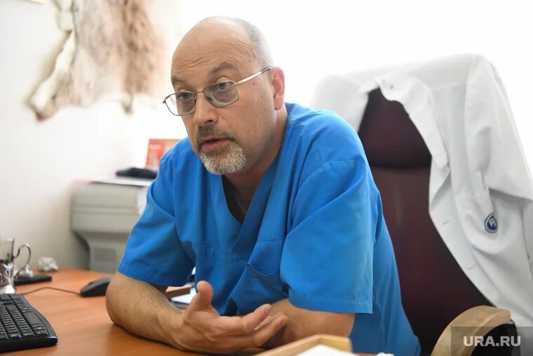 У Кирилла Бердюгина много регалий. Он — доктор медицинских наук; профессор РАН; замдиректора по научной работе института имени Чаклина; почетный работник науки и высоких технологий РФ; почетный профессор Центра Илизарова — и это еще не все. Фото: Илья Московец © URA.RU