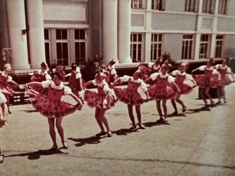 Выступление народного ансамбля песни и танца «Школьные годы» станицы Новопокровской. Фотографии взяты с сайта Госкаталог. РФ