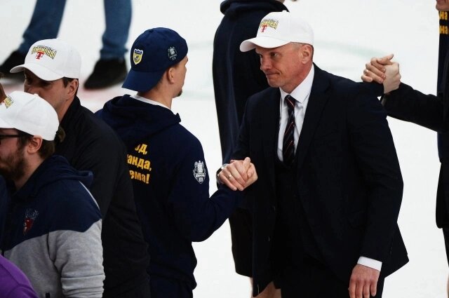    Алексей Исаков (справа) с воспитанниками «Торпедо-Горький». Фото: ХК «Торпедо»