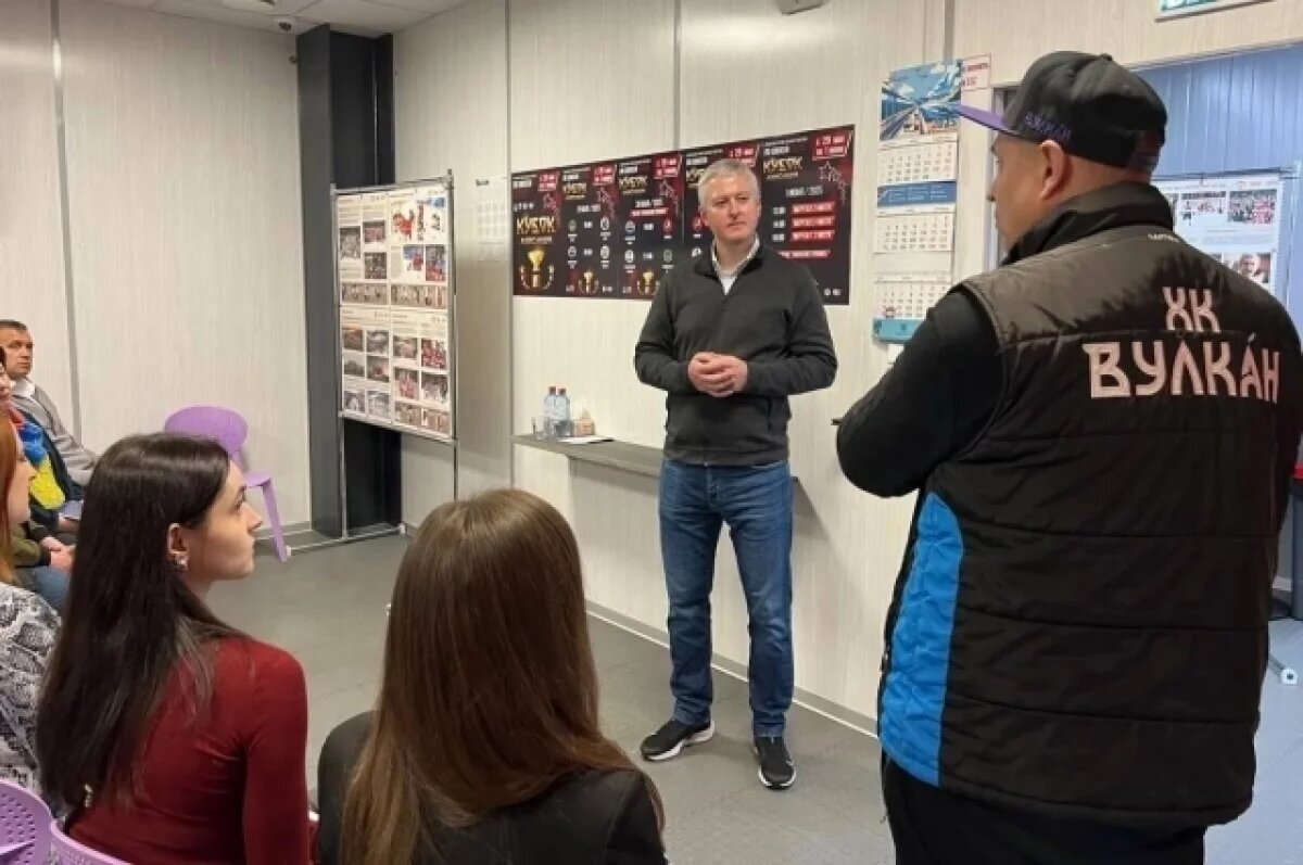    Глава Камчатки поблагодарил сотрудников ледовой арены «Вулкан»