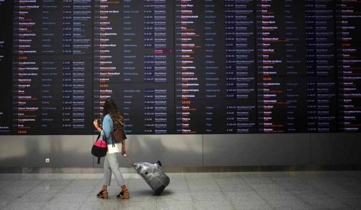     Девушка у табло в аэропорту. Источник: ria.ru Автор фото: Евгений Биятов