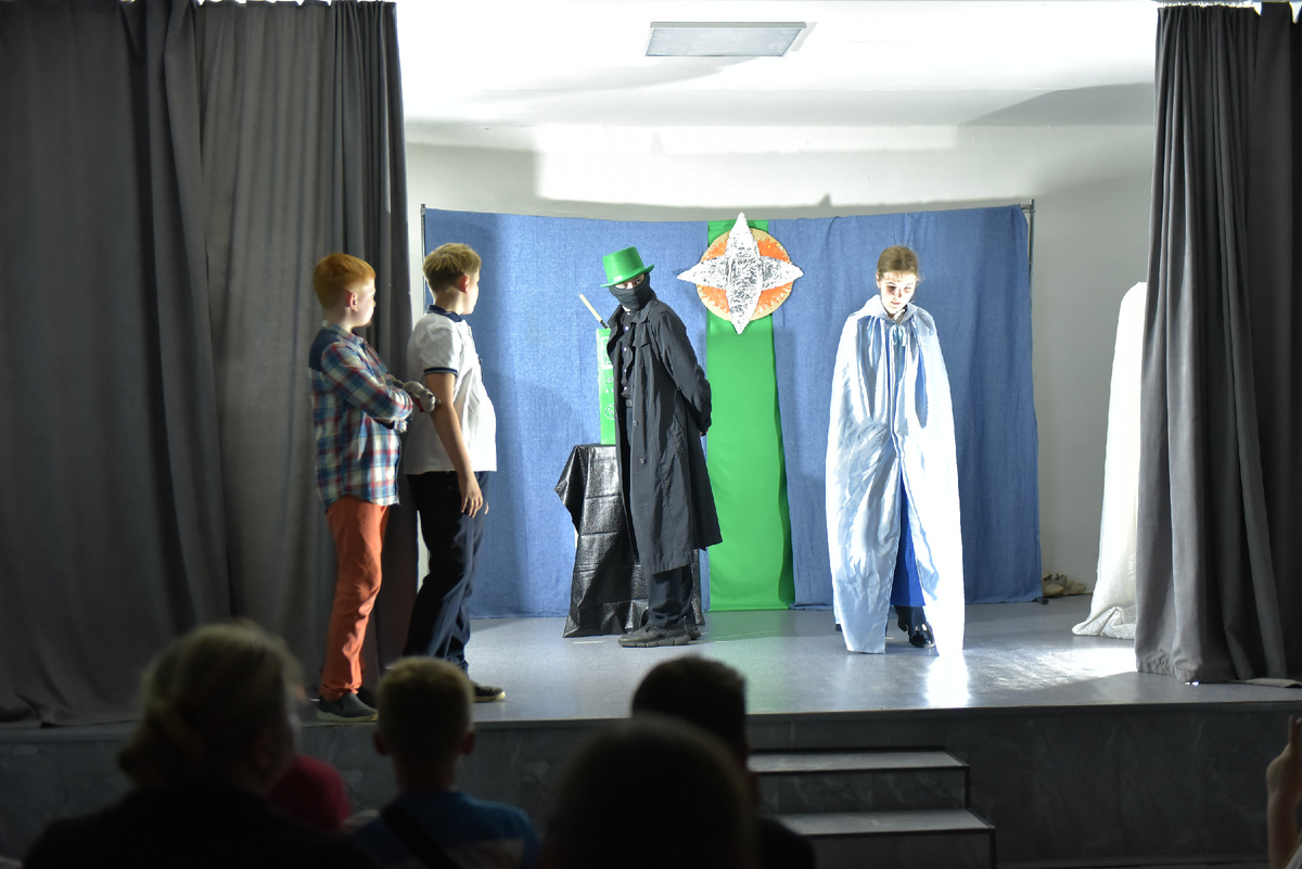 Ключевой момент мюзикла. Гипнотизер отпускает Душу умершей возлюбленной.