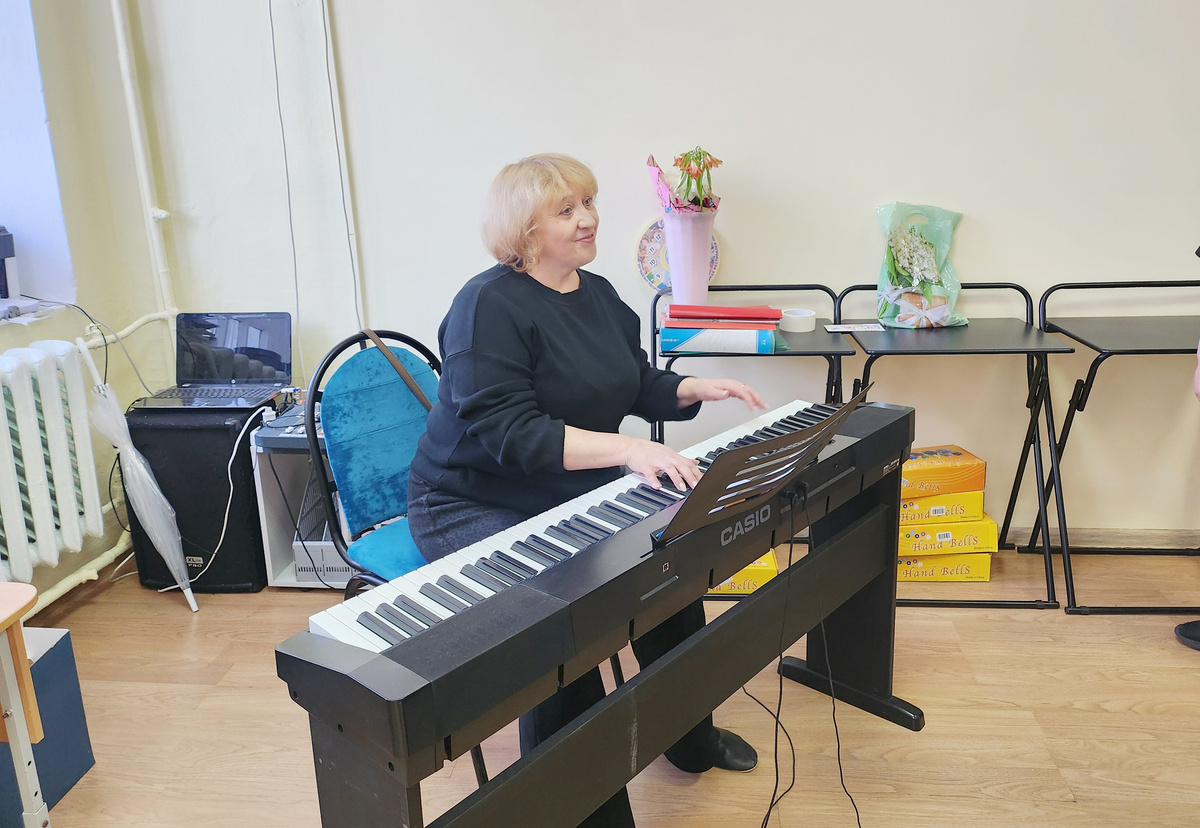 Аккомпанируя ребятам, Елена Ромашова проводит распевку