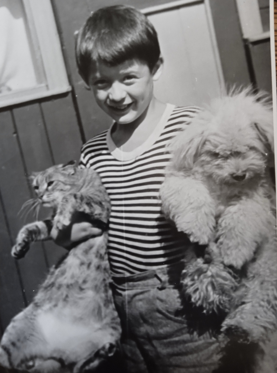 Лет восемь, думаю, мне. Муся + Тиша , нелюбовь & терпимость.