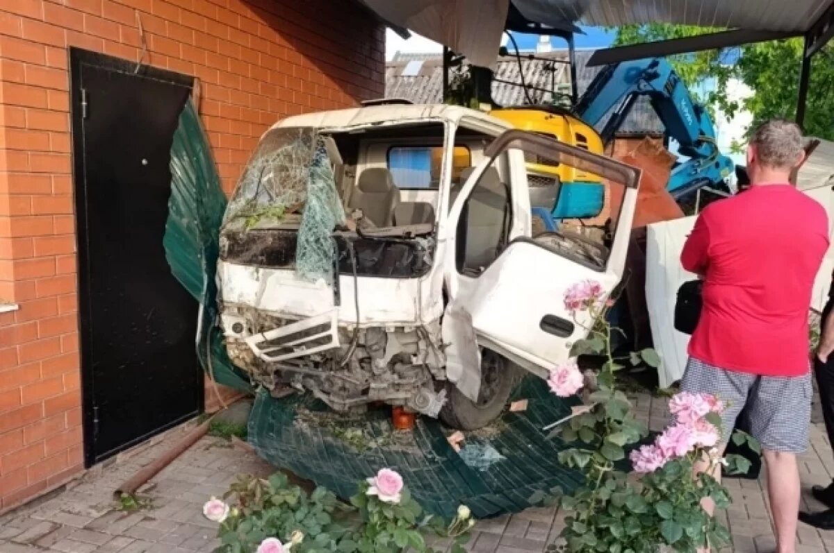    Водитель эвакуатора врезался в дом и погиб в Горячем Ключе