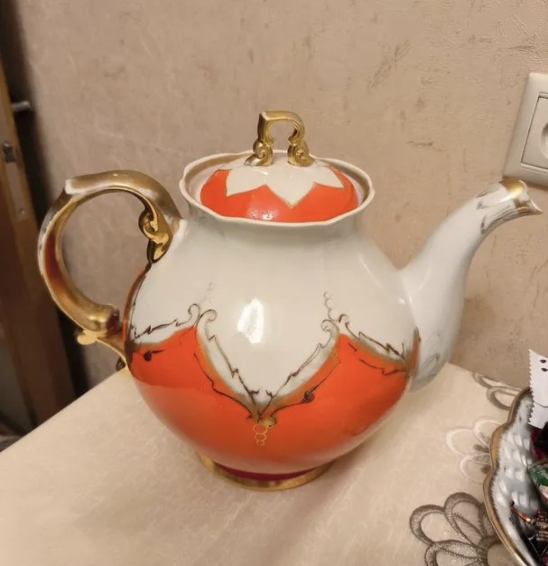 Из открытых  источников. Он? Чайник из сервиза Красный бутон, Барановка. Не ошиблась?