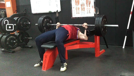 При выполнении жима лежа средним хватом в нижней фазе локти и запястья образуют вертикальную линию...