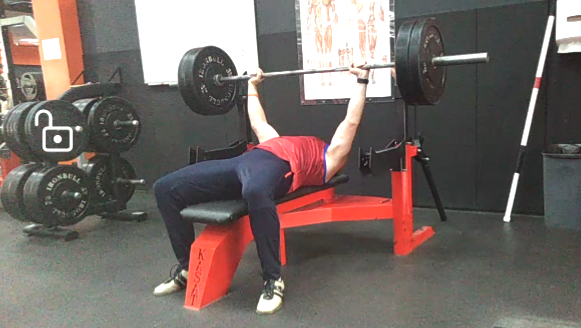 Тренировка у автора редко обходится  без жима штанги лежа.