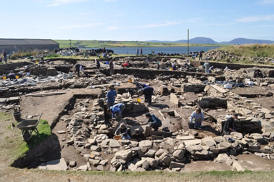 Археологи на раскопках на местности Нес Бродгар на Оркнейских островах, Шотландия