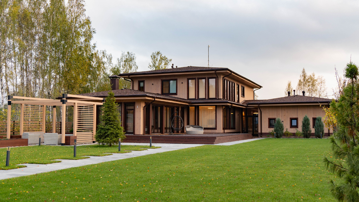 Двухэтажный загородный дом по проекту "Васту Вилла" компании NATURI