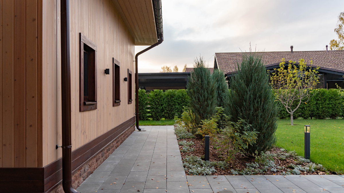 Внешний фасад из вертикального бруса NATURI дома "Васту Вилла"