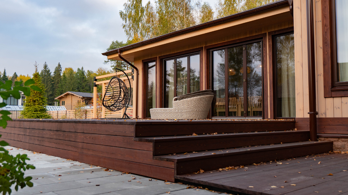 Терраса на заднем дворе деревянного дома "Васту Вилла" NATURI