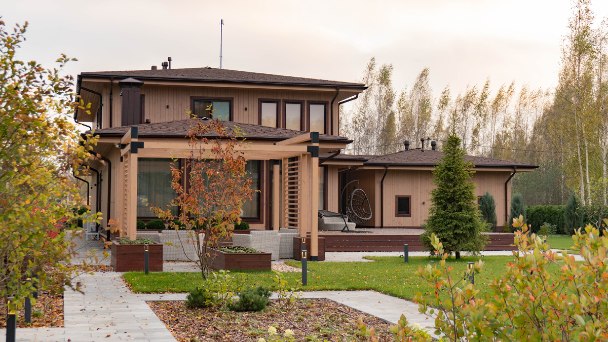 Внешний ыасад загородного дома "Васту Вилла" компании NATURI