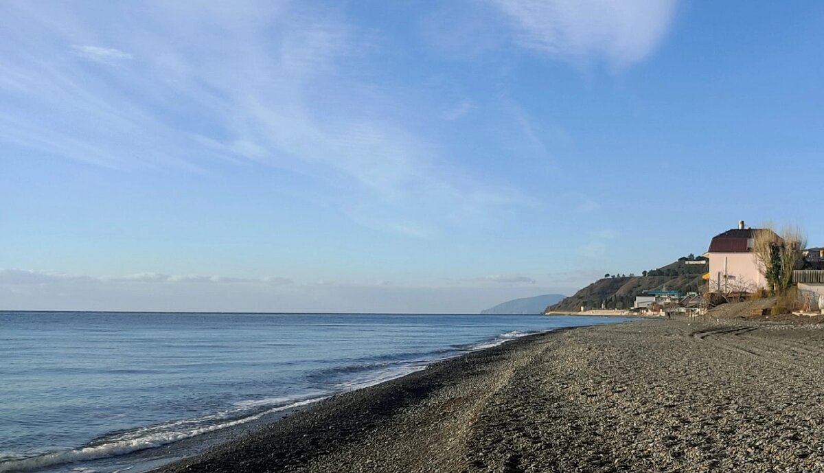 штиль на пляже Солнечногорска, вдали виден Аю-Даг
