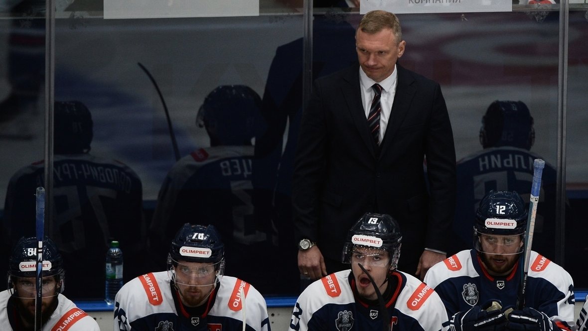    Алексей Исаков и хоккеисты «Торпедо-Горький».ХК «Торпедо-Горький»