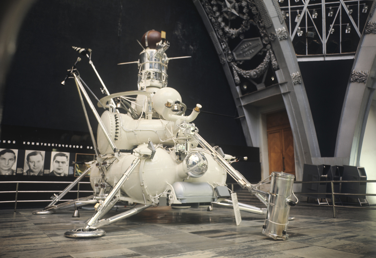     Автоматическая межпланетная станция "Луна-16". Павильон "Космос" на Выставке достижений народного хозяйства СССР. Дата события: 01.01.1971 / РИА Новости / Анатолий Сергеев-Васильев