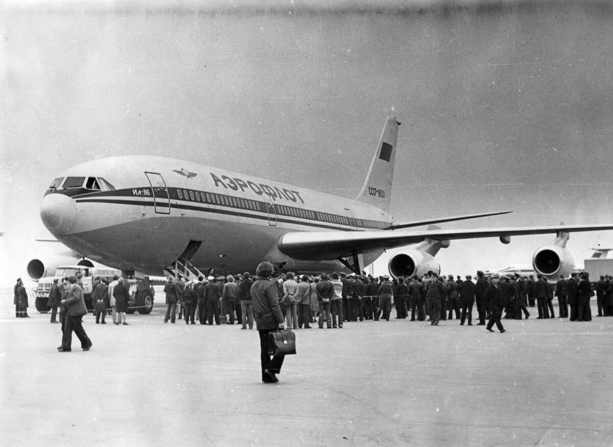 Ил-86 СССР-86004 на перроне аэропорта Бабушара (Сухуми). Источник фото — aviaforum.ru, участник mars_208