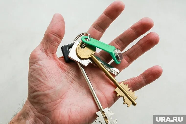 Ключи от квартиры - это важный шаг в новую жизнь. Фото: Денис Моргунов © URA.RU