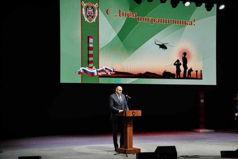    Евгений Солнцев наградил ветеранов пограничной службы Андрей Севостьянов