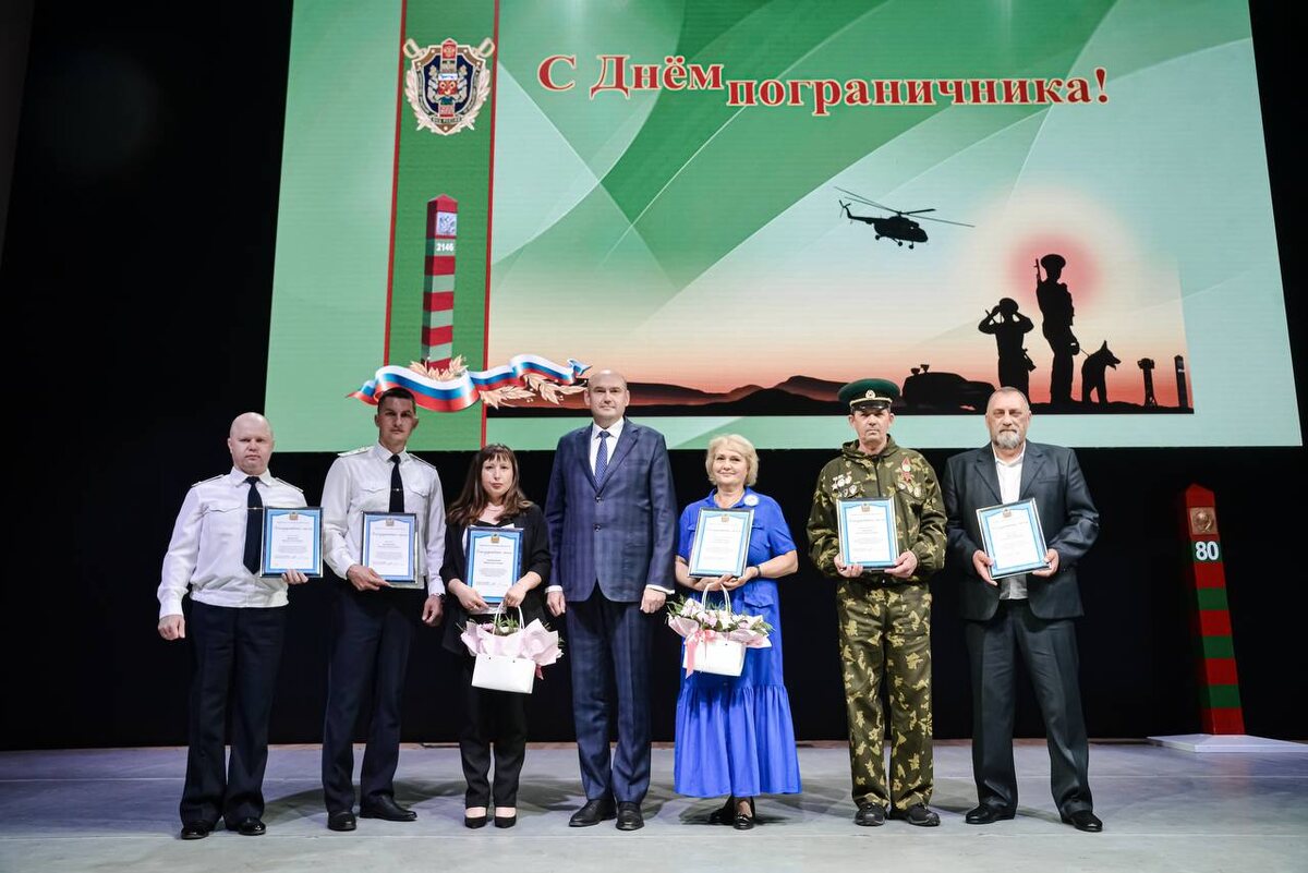  📷    Евгений Солнцев наградил ветеранов пограничной службы Андрей Севостьянов