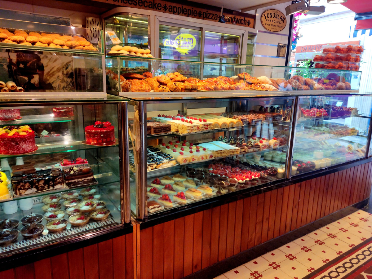 Витрина кондитерской-пекарни