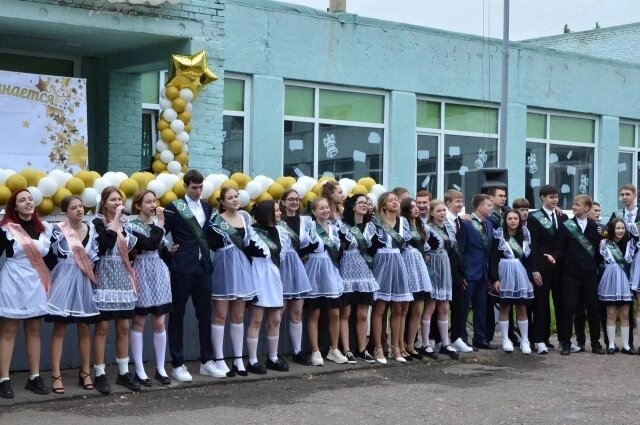    Глава региона присутствовал на последнем звонке в школе № 144 города Омска. Фото: предоставлено пресс-службой губернатора и правительства Омской области