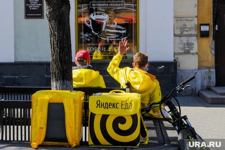 Работа курьеров вошла у челябинских подростков в перечень популярных для подработки. Фото: Вадим Ахметов © URA.RU