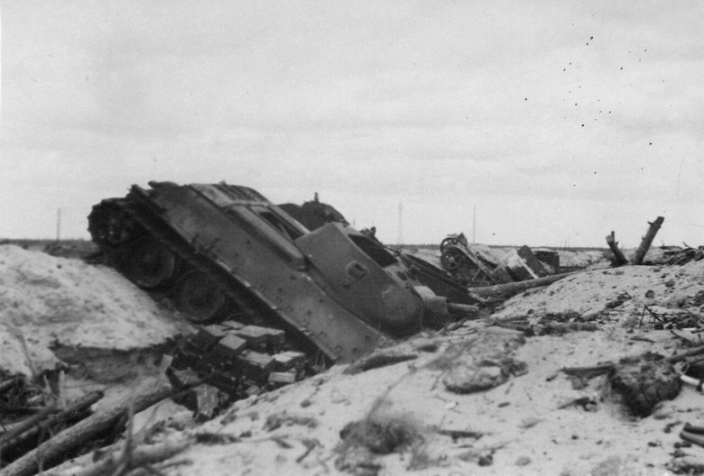 Танки 107-го танкового полка в противотанковом рву на Невском пятачке (снимок из открытых источников)