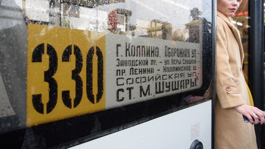    Женщина в бежевом пальто выходит из автобуса № 330, следующего от Колпино до станции метро "Шушары", фото для иллюстрации. Автор фото: Сергей Ермохин / "Деловой Петербург"