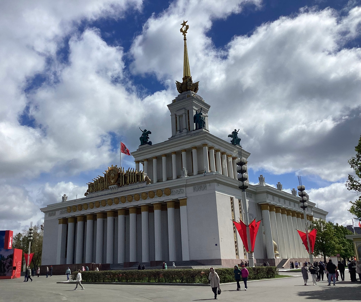 Колоннады. Но главный вход все еще реставрируется. Фото автора.