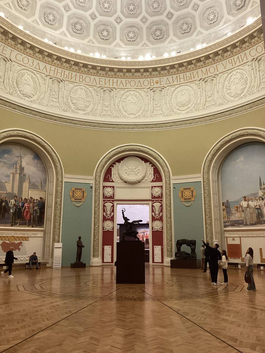 Главный зал и два сохранившихся панно. Фото автора.